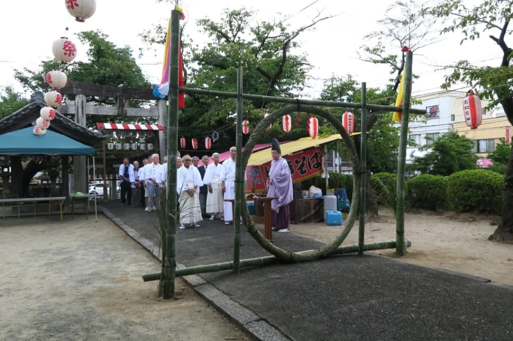 祇園神社の夏祭り・茅の輪くぐりの様子